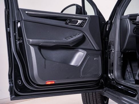 Certified 2025 Porsche Macan image 25