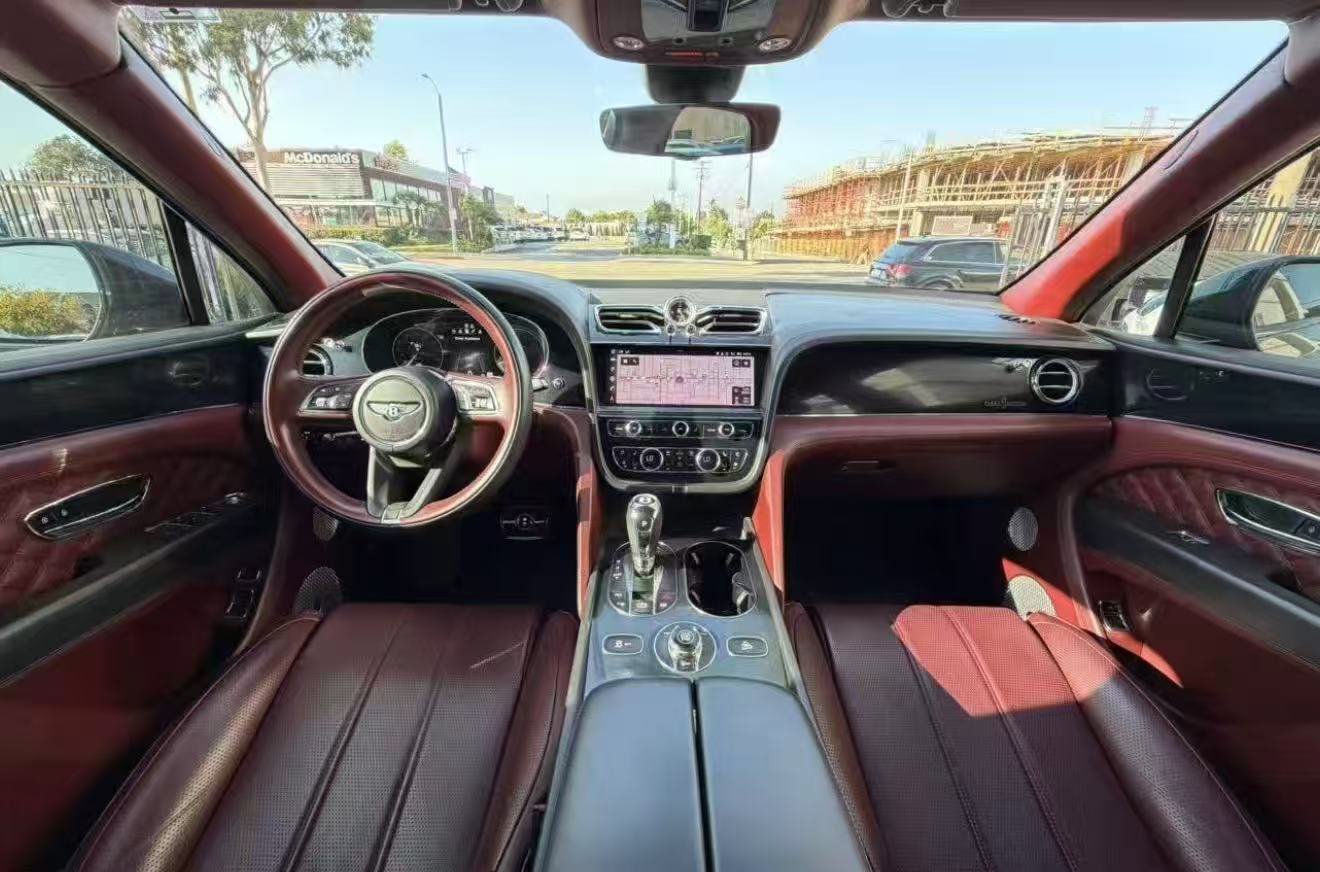 Used 2021 Bentley Bentayga AWD/4WD image 11
