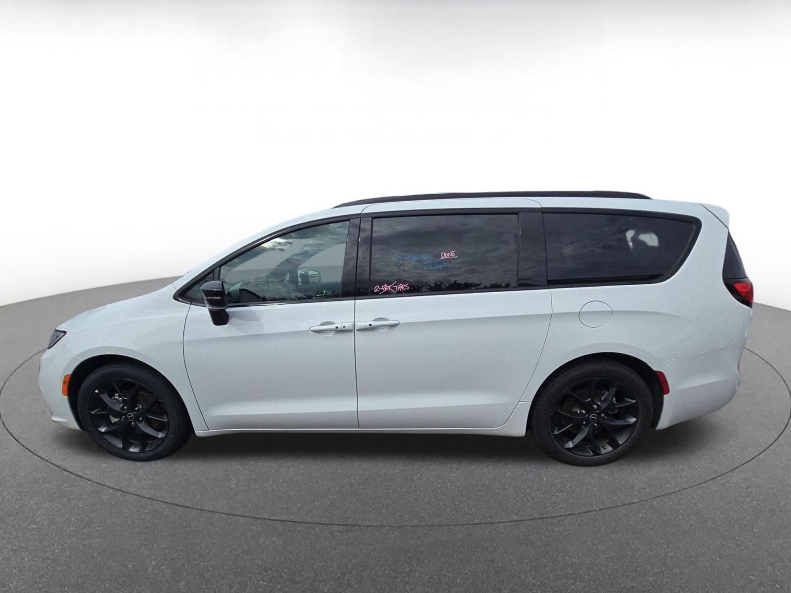 Used 2025 Chrysler Pacifica Limited FWD image 2