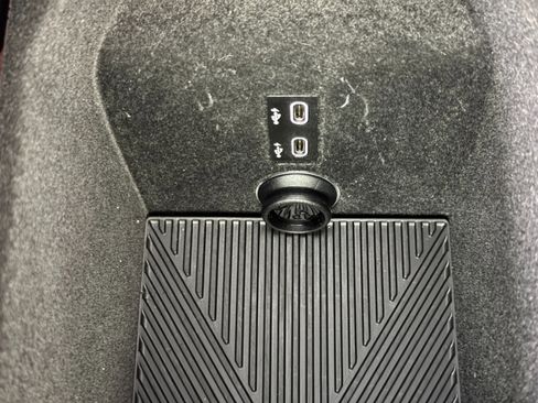 Used 2025 BMW 740i w/ Premium Package image 37