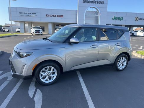 Used 2025 Kia Soul LX w/ LX Technology Package FWD image 3