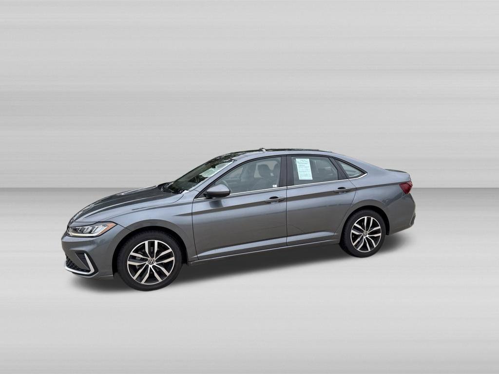 Used 2025 Volkswagen Jetta SE FWD image 9