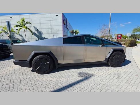 Used 2024 Tesla Cybertruck AWD Crew Cab image 36