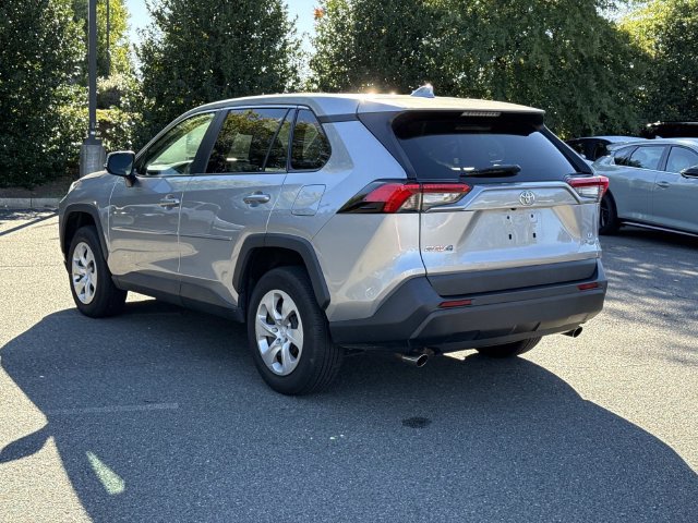 Used 2024 Toyota RAV4 LE AWD/4WD image 4
