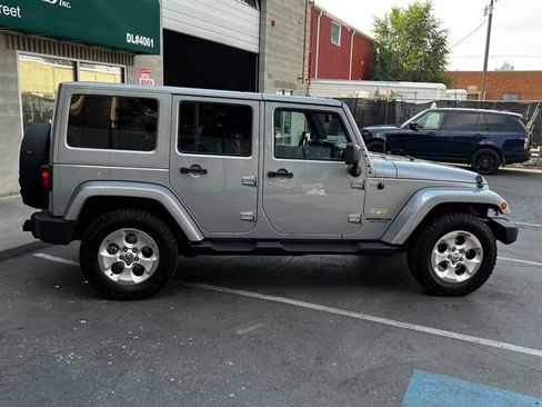 Used 2015 Jeep Wrangler Unlimited Sahara w/ Dual Top Group AWD/4WD image 8
