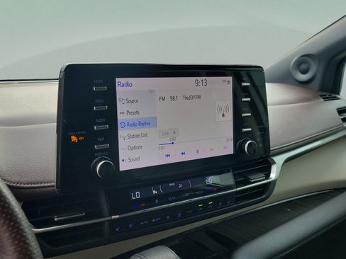 Used 2023 Toyota Sienna Platinum FWD image 17