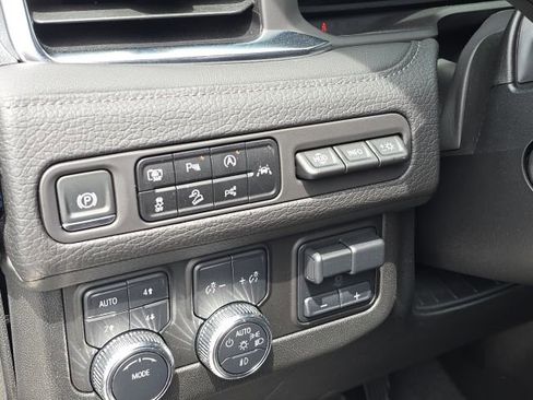 Used 2024 GMC Yukon XL Denali w/ Advanced Technology Package image 32