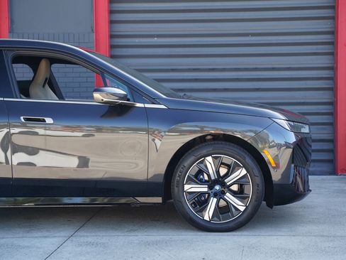 Used 2023 BMW iX xDrive50 w/ Sport Package image 9