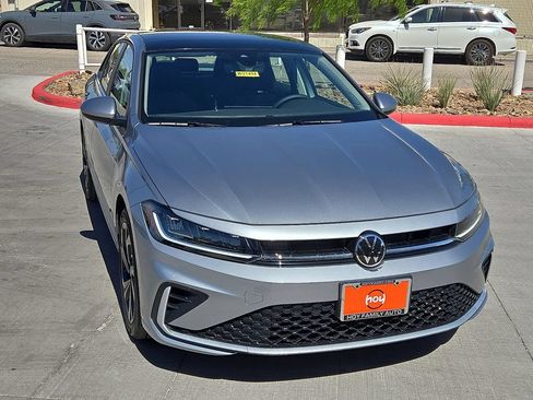 Used 2025 Volkswagen Jetta SE FWD image 3