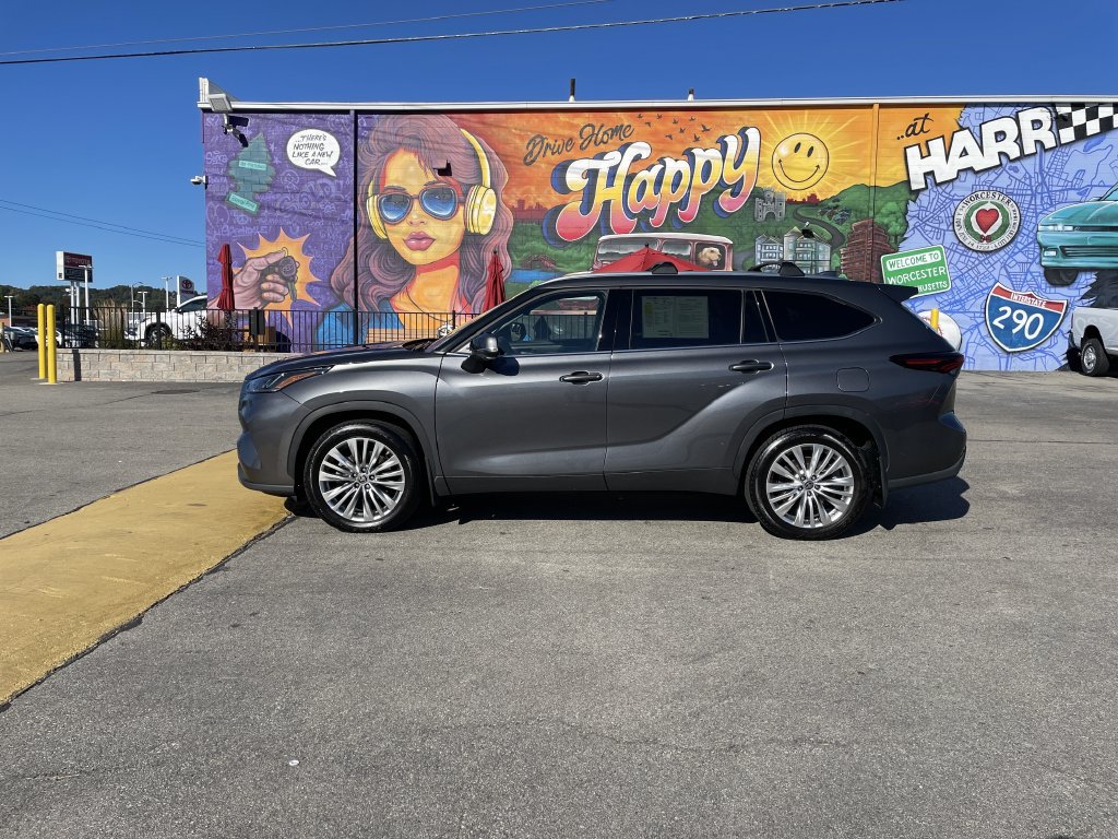 Used 2024 Toyota Highlander Platinum AWD/4WD image 2