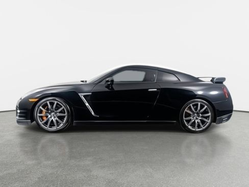 Used 2015 Nissan GT-R Premium image 14