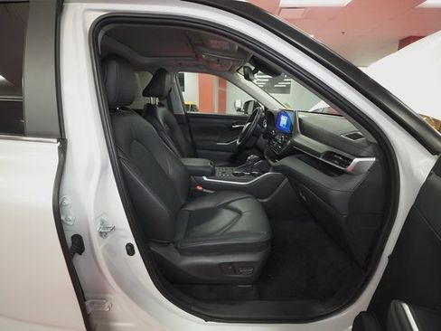 Used 2023 Toyota Highlander XLE image 16