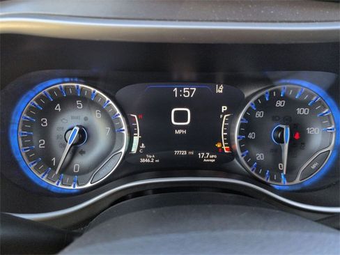 Used 2023 Chrysler Pacifica Touring-L image 17