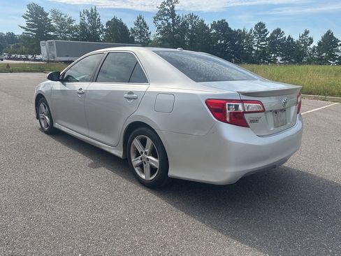 Used 2012 Toyota Camry SE w/ Leather Pkg FWD image 5