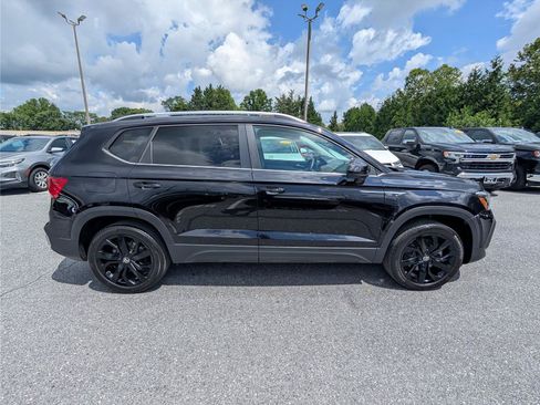 Used 2024 Volkswagen Taos SE w/ Panoramic Sunroof Package FWD image 6