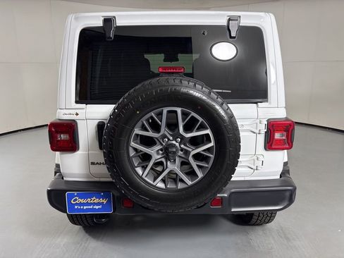 Used 2025 Jeep Wrangler Unlimited Sahara AWD/4WD image 7
