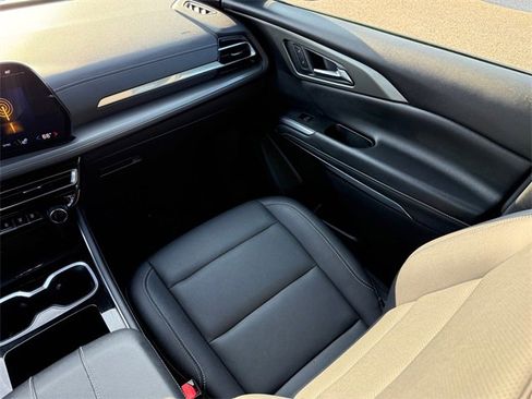 Used 2025 Chevrolet Traverse LT image 24