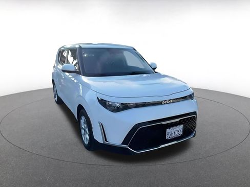 Used 2025 Kia Soul LX w/ LX Technology Package image 3