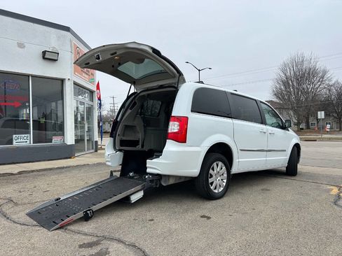 Used 2016 Chrysler Town & Country Touring image 1