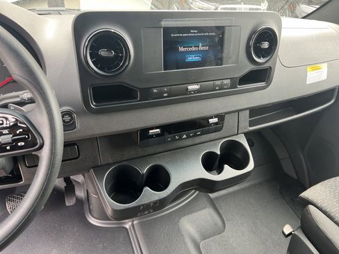 Used 2024 Mercedes-Benz Sprinter 2500 image 33