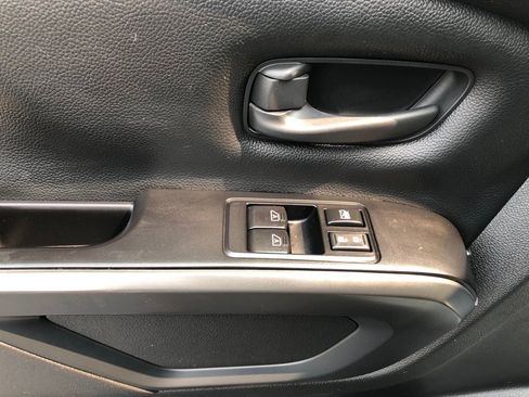 Used 2022 Nissan Titan S AWD/4WD image 19