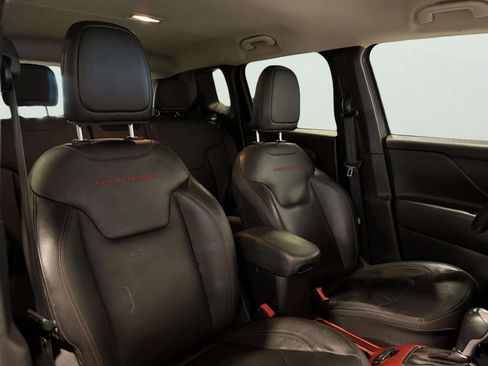 Used 2020 Jeep Renegade Trailhawk w/ Premium Leather Group AWD/4WD image 28