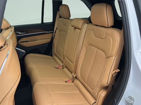 Used 2023 Jeep Grand Cherokee Summit AWD/4WD image 9