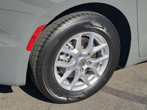 Used 2023 Chrysler Pacifica Touring-L image 28