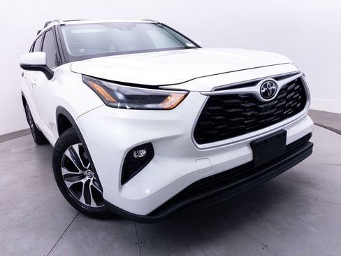 Used 2021 Toyota Highlander XLE AWD/4WD image 4