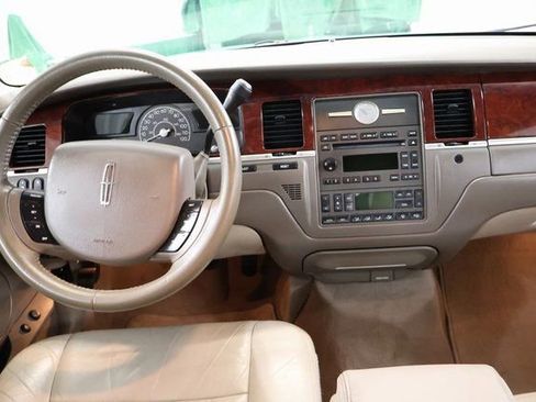 Used 2005 Lincoln Town Car Signature image 12