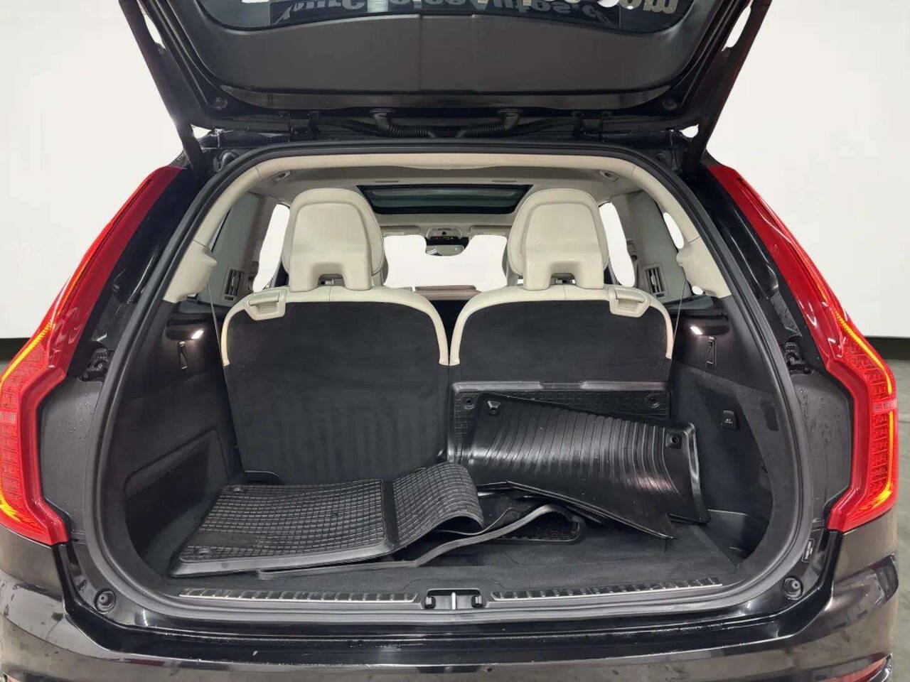 Used 2018 Volvo XC90 T5 Momentum w/ Convenience Package FWD image 5