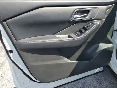 Used 2024 Nissan Rogue SV image 10