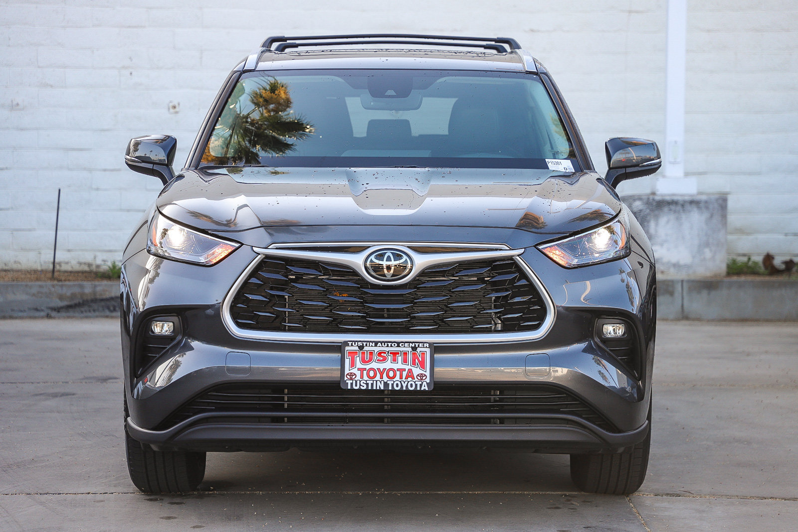 Used 2023 Toyota Highlander XLE FWD image 2