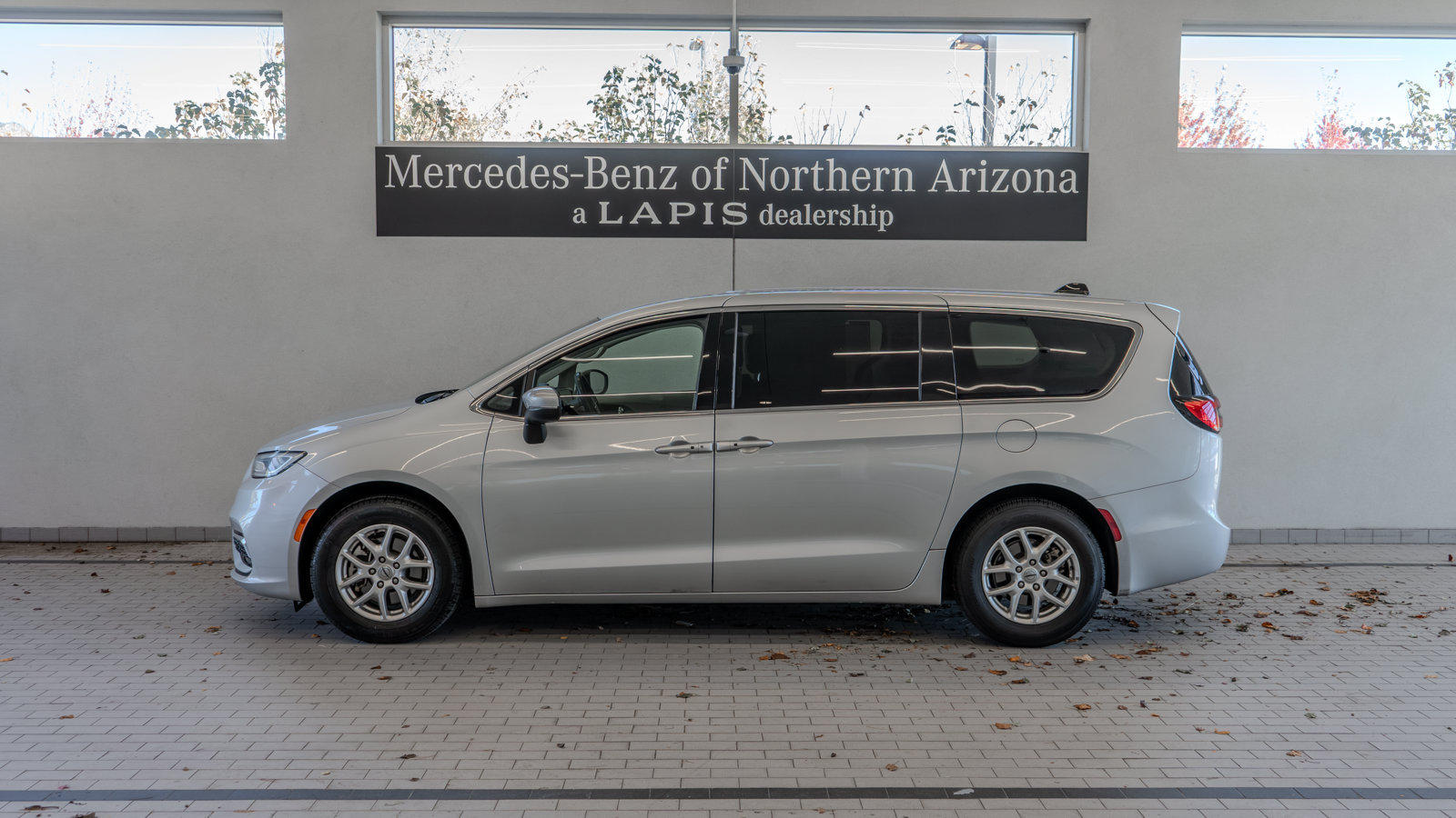 Used 2023 Chrysler Pacifica Touring-L FWD image 2