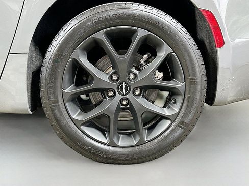 Used 2021 Chrysler Pacifica Touring-L w/ Uconnect Theater Family Group AWD/4WD image 32