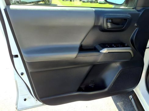 Used 2019 Toyota Tacoma SR5 AWD/4WD image 16