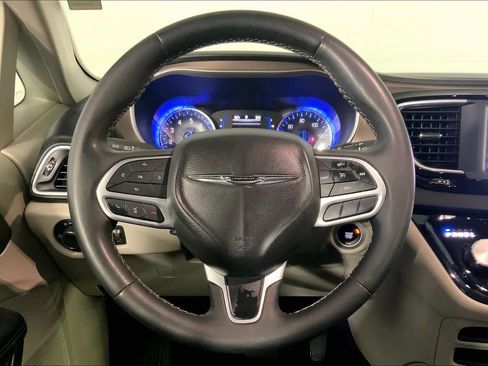 Used 2023 Chrysler Voyager LX FWD image 5