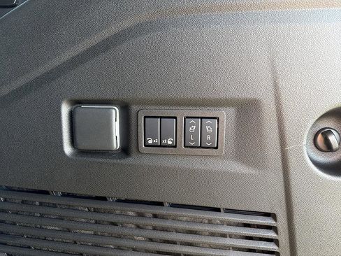 Used 2025 GMC Yukon Elevation image 25