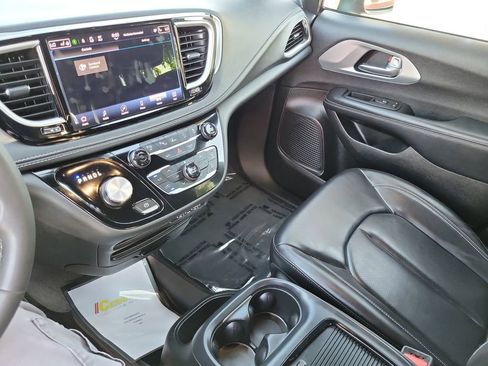 Used 2023 Chrysler Pacifica Touring-L w/ S Appearance Package image 13