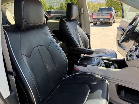 Used 2023 Chrysler Pacifica Limited FWD image 27