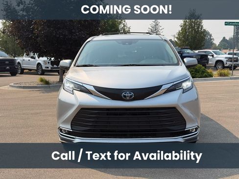 Used 2022 Toyota Sienna XLE w/ XLE Plus Package FWD image 2