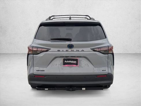 Used 2025 Toyota Sienna XLE Woodland Edition image 7