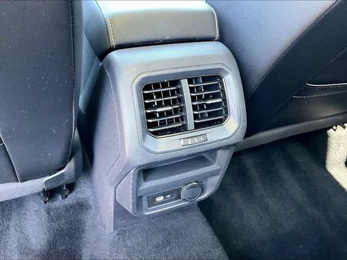 Used 2022 Volkswagen Tiguan SE w/ Panoramic Sunroof Package FWD image 9