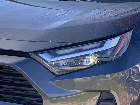 Used 2022 Toyota RAV4 XLE Premium image 6