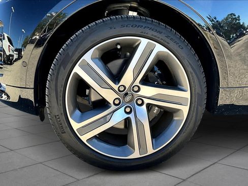 Used 2023 Land Rover Discovery Metropolitan Edition image 10