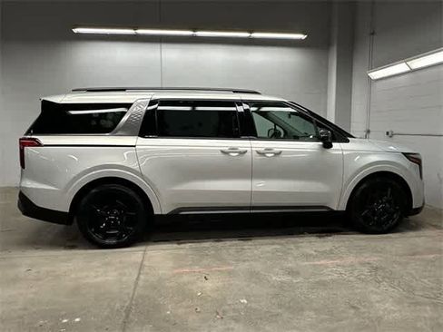 Used 2025 Kia Carnival SX image 3