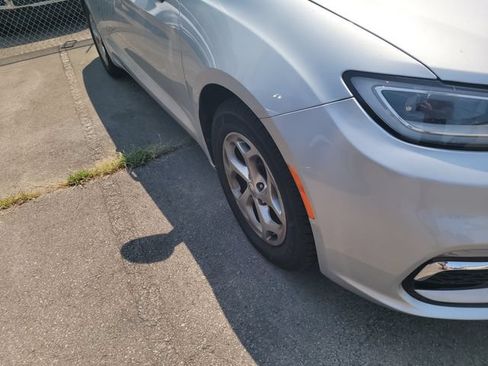 Used 2024 Chrysler Pacifica Limited FWD image 4