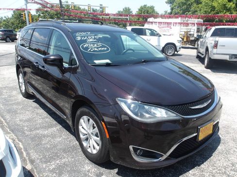Used 2017 Chrysler Pacifica Touring-L FWD image 1