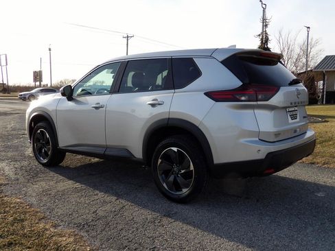 Used 2024 Nissan Rogue SV image 12