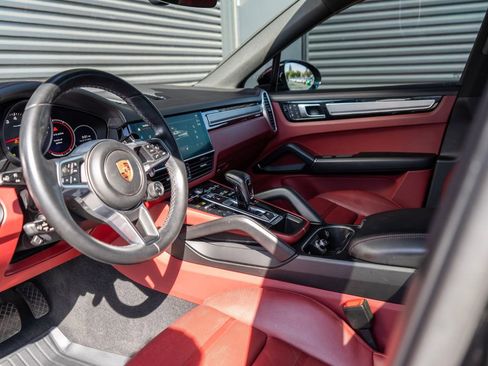 Certified 2022 Porsche Cayenne Platinum Edition image 5